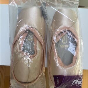 Freed pointe shoes NIB 3 1/2 xxx